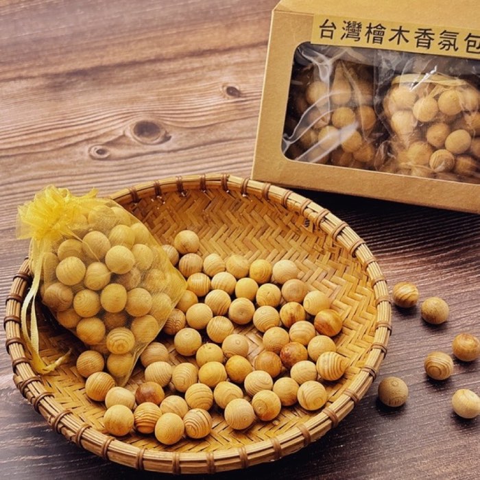 台灣檜木香氛球禮盒，竹編盤上盛裝檜木香氛球與紙盒包裝