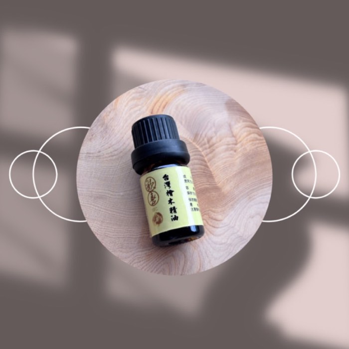 台灣檜木精油 5ML 深色玻璃瓶置於檜木片上